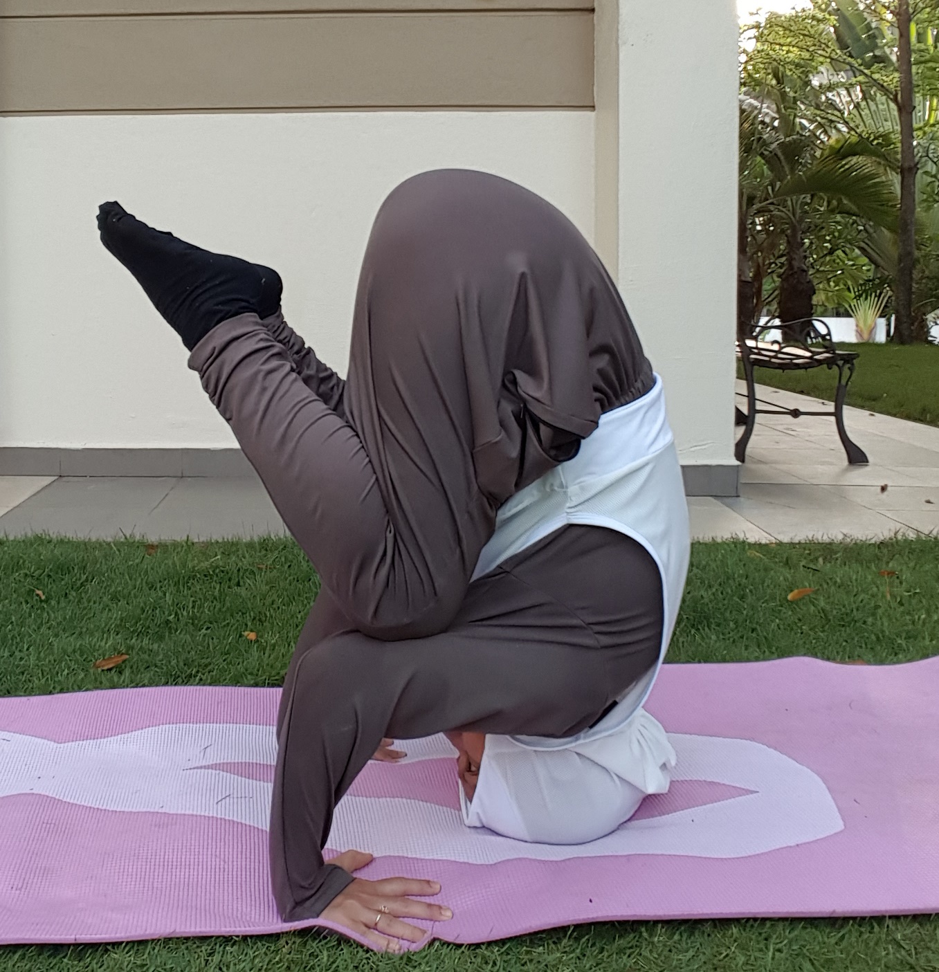 Yoga Inversion : Half Tripod Headstand